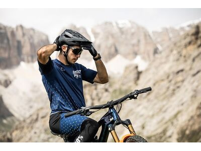 GIANT Rail Helmet Panther Black click to zoom image