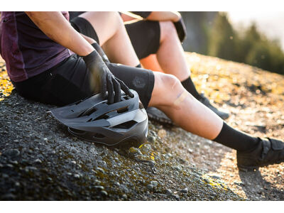 LIV Rail Helmet Air Glow click to zoom image